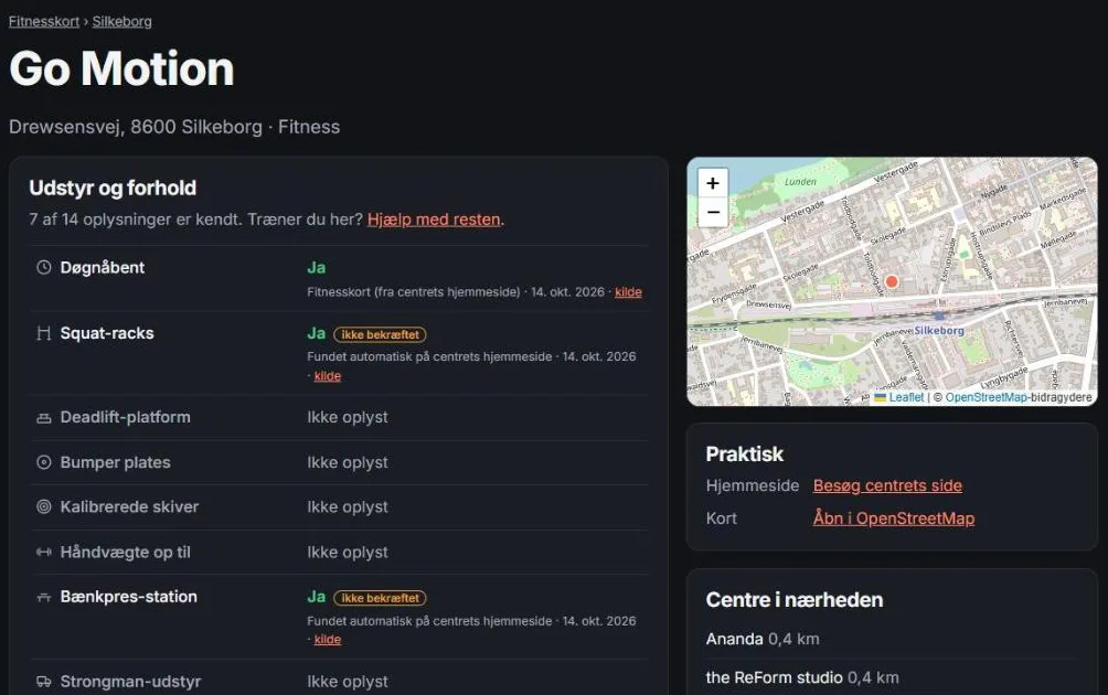 Side for et enkelt fitnesscenter med udstyr, kort og åbningstider